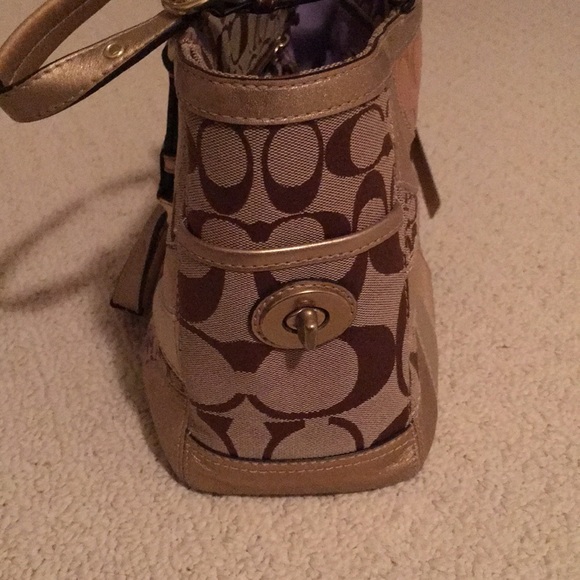 A patched Coach tote bag in gold color. - Picture 6 of 12